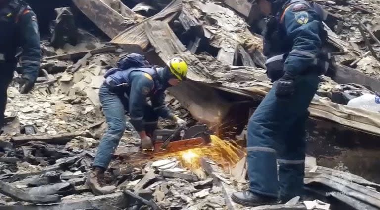 En esta foto tomada de un video publicado por el Servicio de Prensa del Ministerio de Emergencias de Rusia el domingo 24 de marzo de 2024, los rescatistas trabajan en la sala de conciertos quemada después de un ataque terrorista en el edificio del Crocus City Hall en el borde occidental de Moscú, Rusia. 