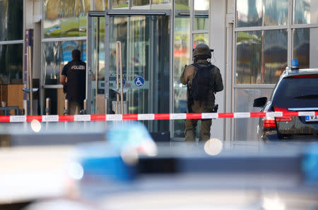 German special Police walks near the main train station in Cologne, Germany, October 15, 2018, after the train station was closed after hostage-taking. REUTERS/Thilo Schmuelgen