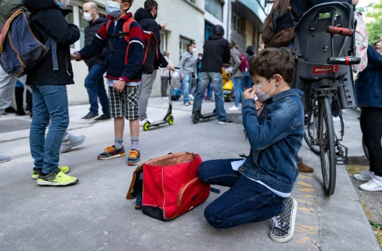 Un élève avant d'entrer à l'école primaire à Paris le 26 avril 2021  - Thomas SAMSON © 2019 AFP