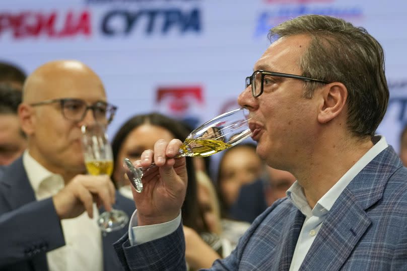 Le président serbe Aleksandar Vučić boit du champagne après avoir revendiqué la victoire aux élections locales à Belgrade, le 2 juin 2024.