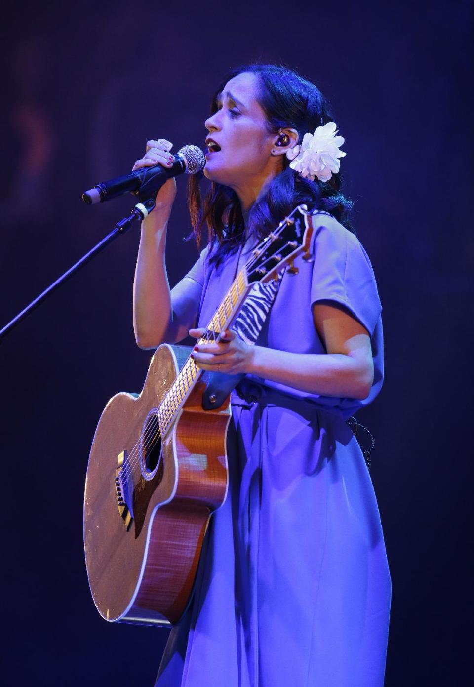 Julieta Venegas canta en el festival Vive Latino, en la Ciudad de México, el domingo 19 de marzo del 2017. (AP Foto/Rebecca Blackwell)