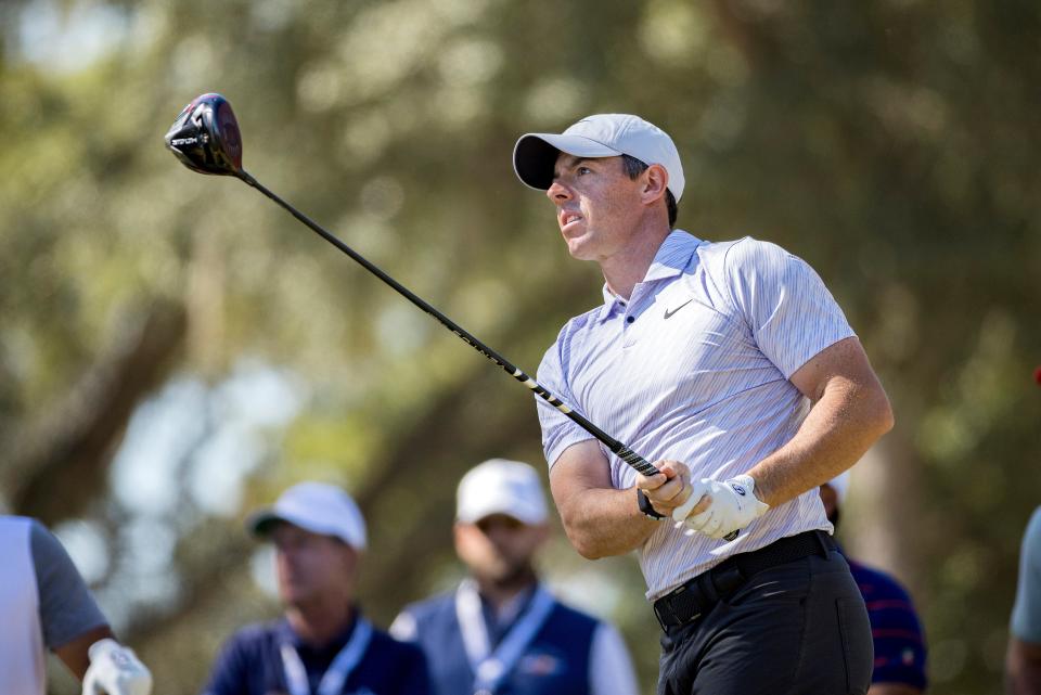 Rory McIlroy observa su recorrido por la segunda calle durante la ronda final del torneo de golf de la Copa CJ.