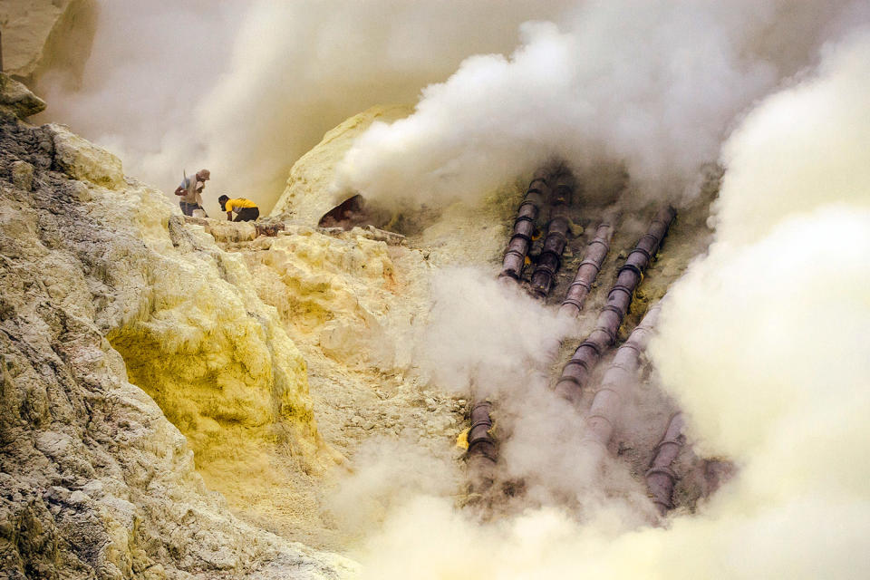 Procesamiento de azufre de un volcán activo