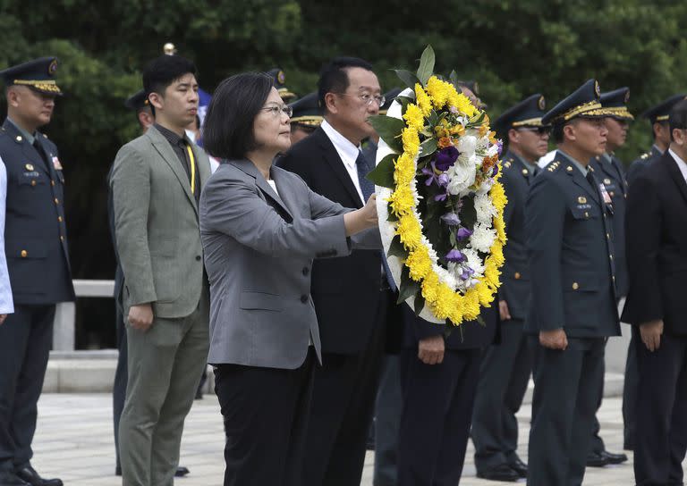 La presidenta de Taiwán, Tsai Ing-wen, lleva una corona de flores durante un acto por el 65 aniversario de un ataque mortal de China a las islas Kinmen, en Kinmen, Taiwán, el miércoles  23 de agosto de 2023.  (AP Foto/Chiang Ying-ying)