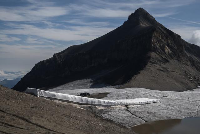 El glaciar Tsanfleuron ha perdido parte de su hielo en Suiza. (Photo by FABRICE COFFRINI/AFP via Getty Images)