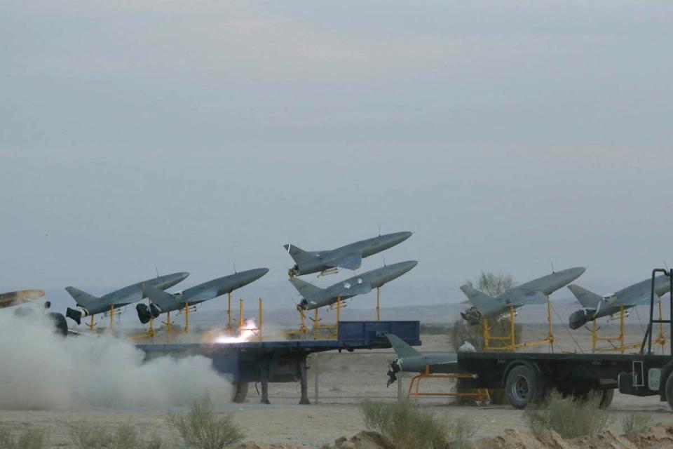 伊朗軍方2023年10月4日公布演練發射無人機畫面。路透社