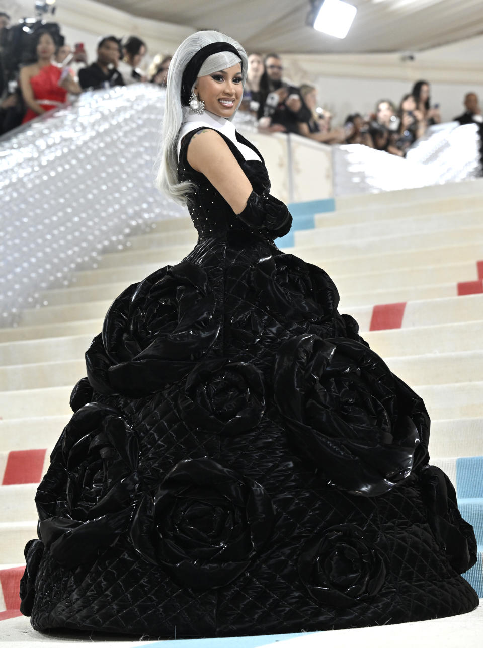 Cardi B llega a la gala del Instituto del Vestido del Museo Metropolitano de Arte para celebrar la inauguración de la exposición "Karl Lagerfeld: A Line of Beauty" el lunes 1 de mayo de 2023 en Nueva York. (Foto Evan Agostini/Invision/AP)