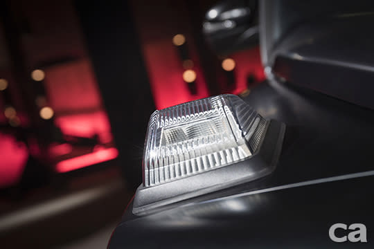 外觀拉皮沒關係，經典元素不能少，引擎蓋兩邊的定位角燈可是G-Class重要的外觀特色。