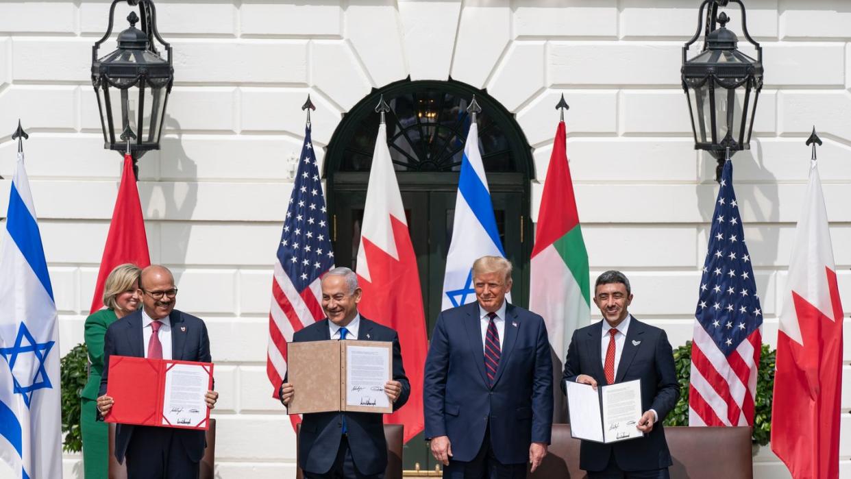 Der bahrainische Außenminister Abdullatif bin Rashid Al Zayani (l-r), Israels Premier Benjamin Netanjahu, der damalige US-Präsident Donald Trump und der Außenminister der Vereinigten Arabischen Emirate, Abdullah bin Zayed Al Nahyan, im vergangenen September vor dem Weißen Haus in Washington.