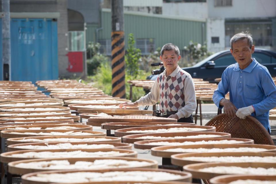 李金生的次子李玉珍（左）和姪子相鄰製麵賣麵，卻未因此失和。