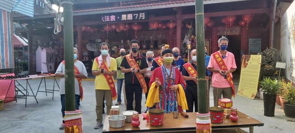 慈護宮豎燈篙祭拜會場。   圖：金山區公所提供