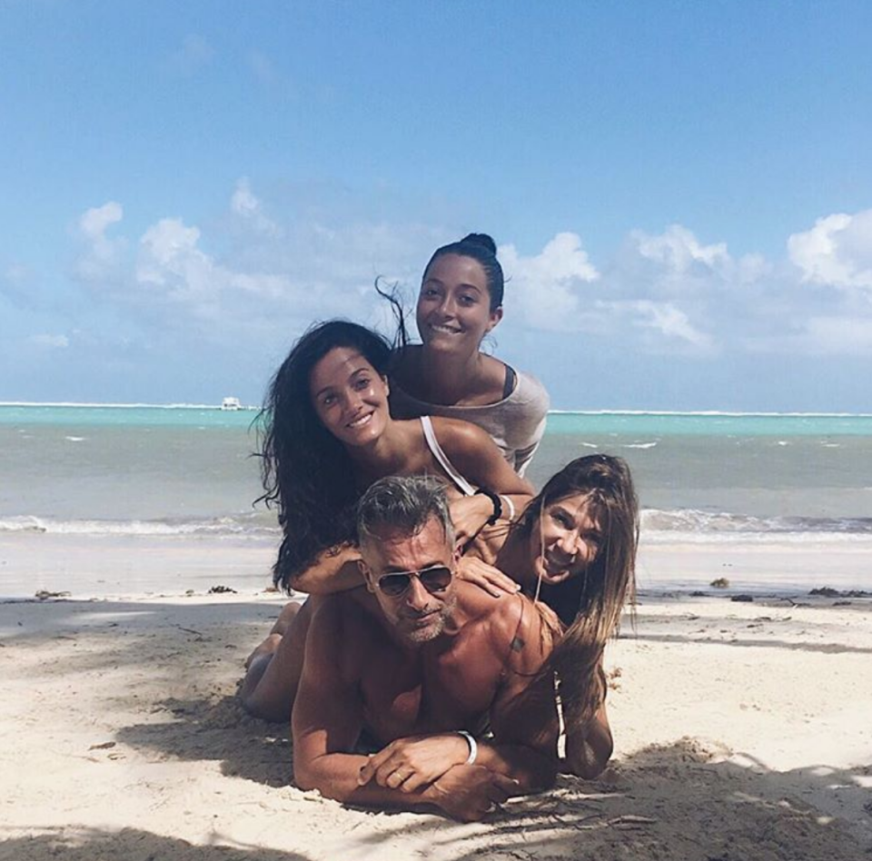 <p>El armonioso cuarteto disfrutó cada segundo de sus esperadas vacaciones. "Ohana", escribió Cathy con esta postal, que significa 'familia' en la cultura hawaiana. - Foto: Instagram.com/fulopcatherine </p>