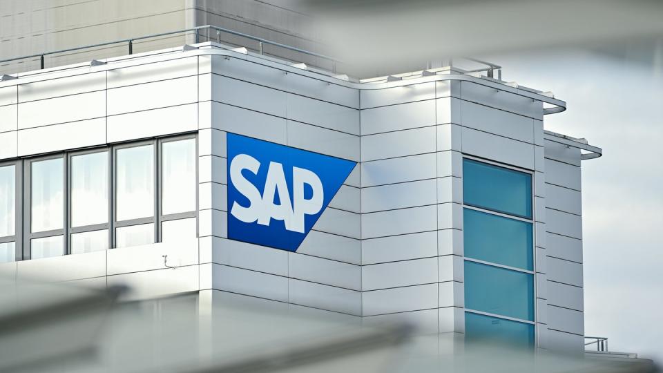 Das Firmenlogo von SAP an einem Gebäude der Unternehmenszentrale.