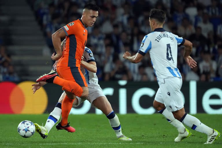 Lautaro intenta maniobrar entre dos rivales