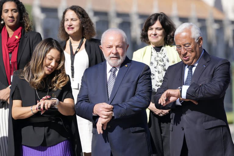 El presidente Luiz Inacio Lula da Silva, junto a su esposa Janja y el primer ministro portugués, Antonio Costa, este sábado en Lisboa. (AP/Armando Franca)