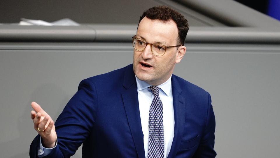 Gesundheitsminister Spahn sagte im Bundestag, nötig sei eine neue Balance: «So viel Normalität wie möglich, so viel Schutz wie nötig.»