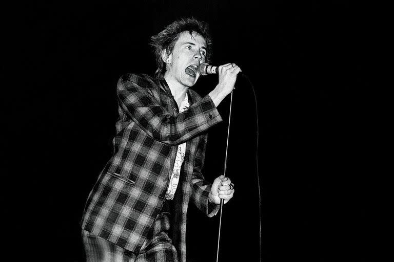 Hace 40 años, John Lydon salió de los escombros de los Sex Pistols para formar Public Image Ltd. ¿Cómo hizo para seguir alzando la voz?