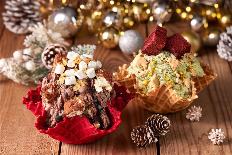 COLD STONE推出2款耶誕限定冰淇淋，分別為「耶誕金濃巧」與「開心脆脆」。（圖／COLD STONE提供）
