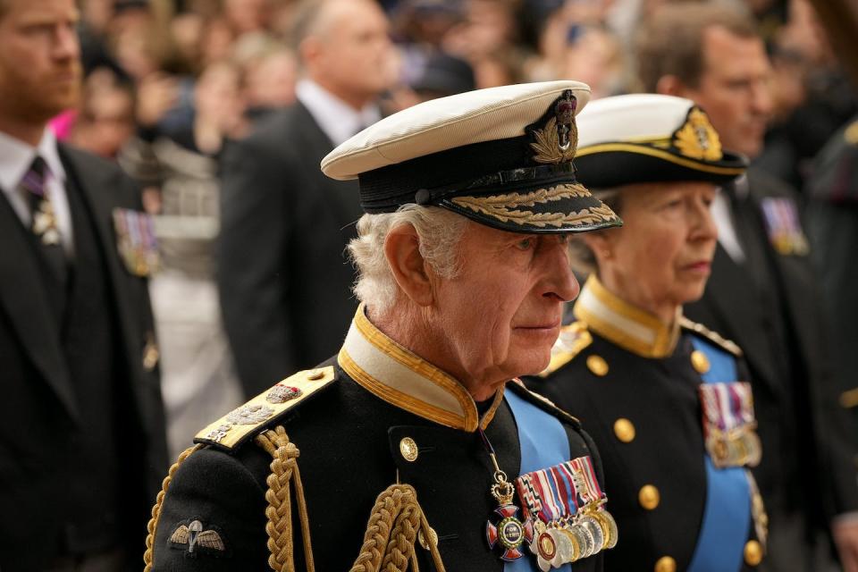 Le roi Charles III et la princesse Anne suivent le cercueil de la reine Elizabeth II lors de ses funérailles nationales à l’abbaye de Westminster, le 19 septembre 2022. Prêter serment au nouveau roi suscite la polémique au Québec et au Canada. La Presse canadienne/AP-Andreea Alexandru, Pool