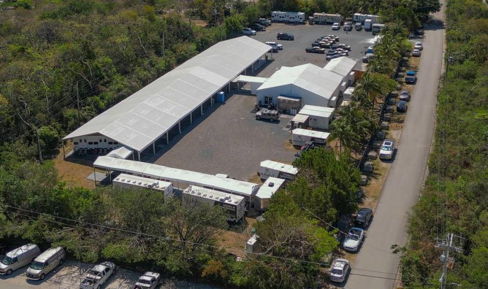 Vista de los remolques ubicados en un lote en Aregood Lane, en Islamorada, que forman parte de un campamento base estatal para alojar a los policías enviados a los Cayos para ayudar con un aumento de la migración marítima de Cuba y Haití en enero de 2023, el jueves 09 de mayo 2024.