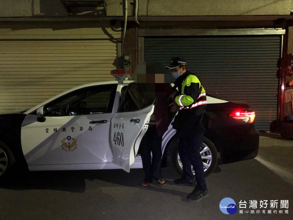 西螺警駕駛巡邏車載該李姓老翁返家/西螺警分局提供