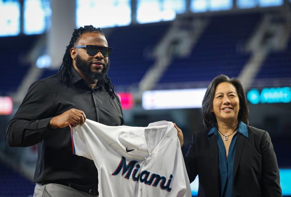 Johnny Cueto y la gerente general de los Marlins Kim Ng posan en la presentación del lanzador dominicano como nuevo pelotero del club de Miami, el 19 de enero de 2023 en el loanDepot park en la Pequeña Habana.