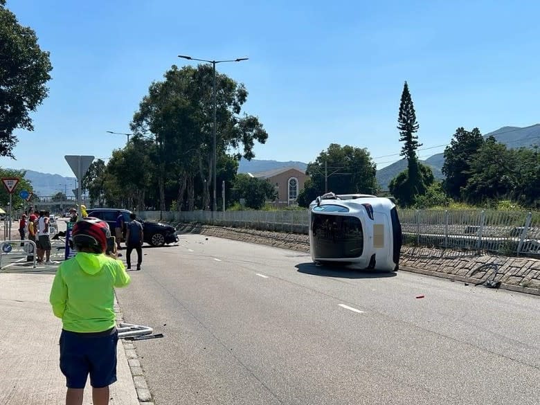 意外後Tesla翻側橫亘行車線。