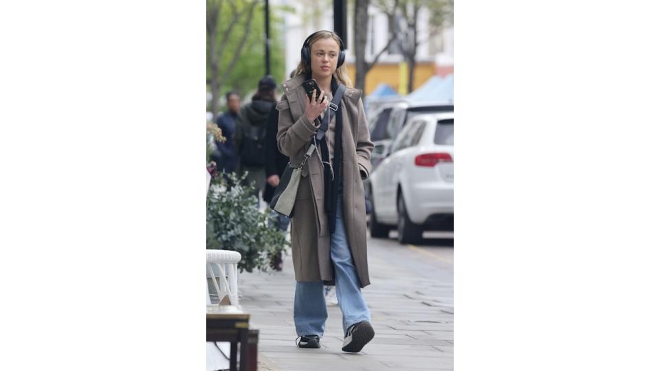 Lady Amelia Windsor in a slouchy look walking in Notting Hill