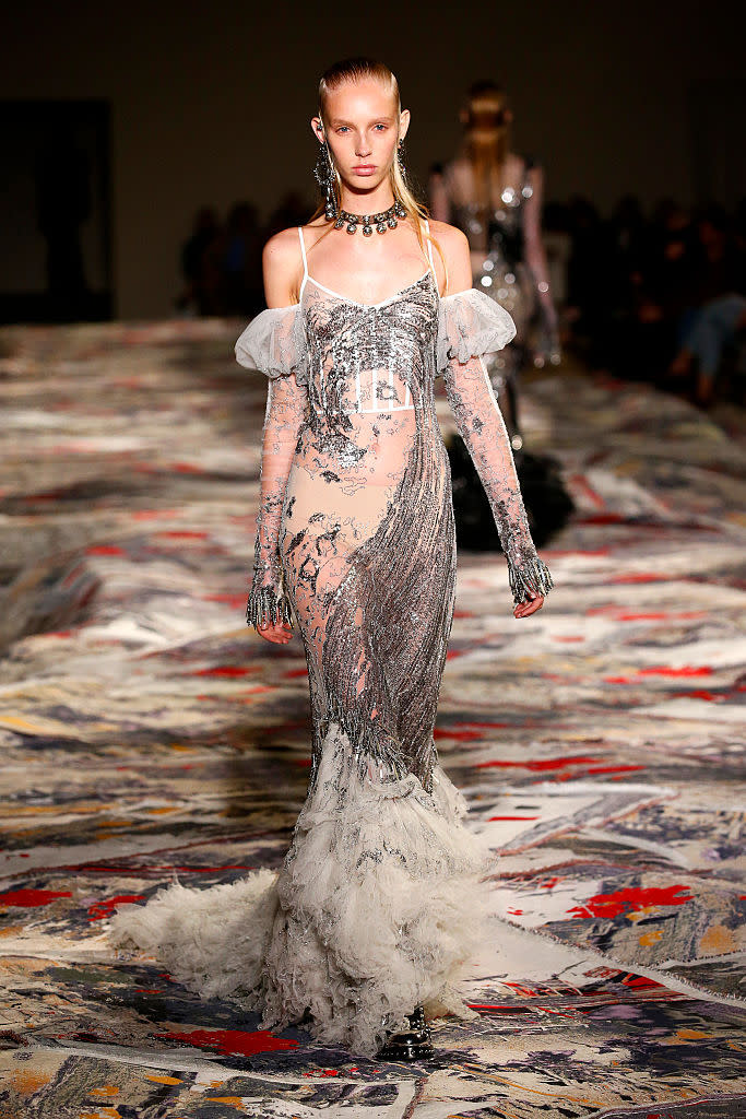 <p>Das NY Mag schrieb angesichts der jüngsten Alexander McQueen-Fashion Show auf der Fashion Week in Paris: „Burton steht für eine unabhängige, empfindsame Designerin, deren Kleider mehr und mehr tragbar und in die Zukunft gedacht sind.“ (Bild: Getty Images)</p>