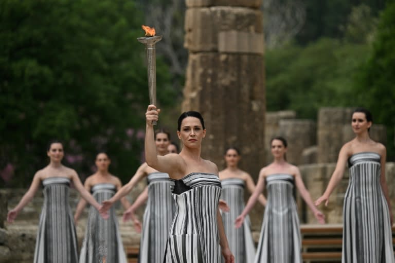 L'actrice grecque Mary Mina, lors de la cérémonie d'allumage de la flamme olympique mardi à Olympie, en Grèce (Aris MESSINIS)
