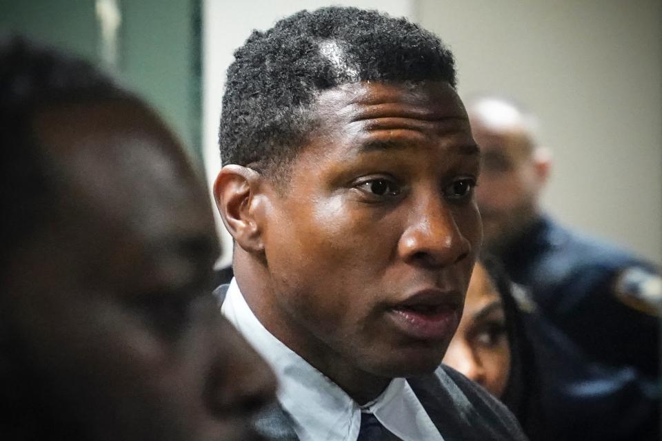 Jonathan Majors, left, returns to court after a lunch break in his domestic assault trial, Tuesday, Dec. 5, 2023, in New York. (AP Photo/Bebeto Matthews) (Copyright 2023 The Associated Press. All rights reserved.)