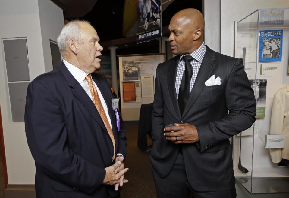 Former Tennessee football coach Phil Fulmer (L) talks to former NFL great Eddie George in 2014. (AP file photo)