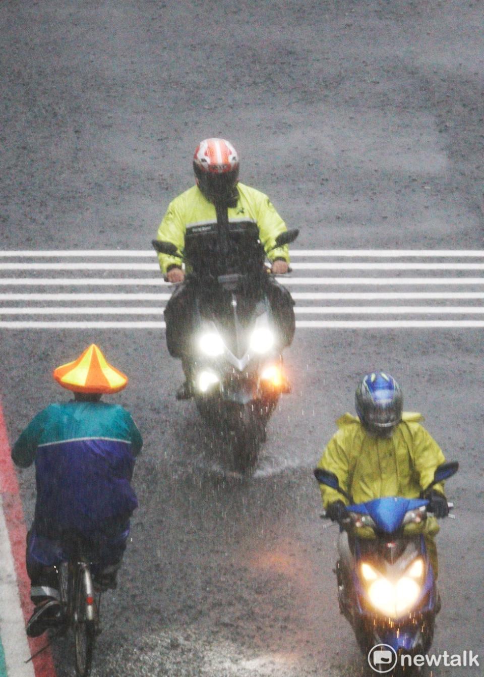 今(16)日下午對流雲系發展旺盛，中央氣象署先發了大雨特報，不過稍早再度升級為豪雨特報。   圖：張良一／攝 (資料照)