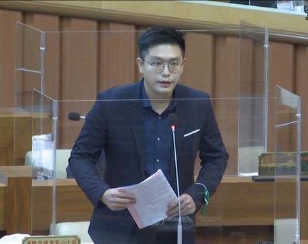 民進黨議員張顥瀚漢表示，有關染疫慰問金部分希望謝市長不要跳票。（徐佑昇攝）