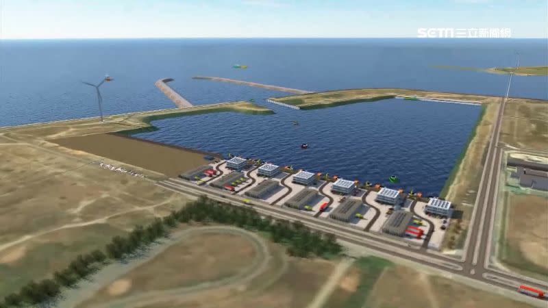 彰化縣政府花費1000多萬外包廠商清理新建的彰化漁港港口。