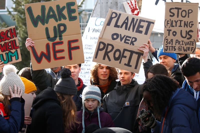 La activista sueca por el cambio climático Greta Thunberg participa en una protesta durante la 50a reunión anual del Foro Económico Mundial (en Davos, Suiza. 24 de enero de 2020