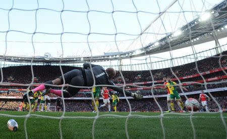 Britain Football Soccer - Arsenal v Norwich City - Barclays Premier League - Emirates Stadium - 30/4/16 Arsenal's Danny Welbeck scores their first goal Action Images via Reuters / Tony O'Brien Livepic