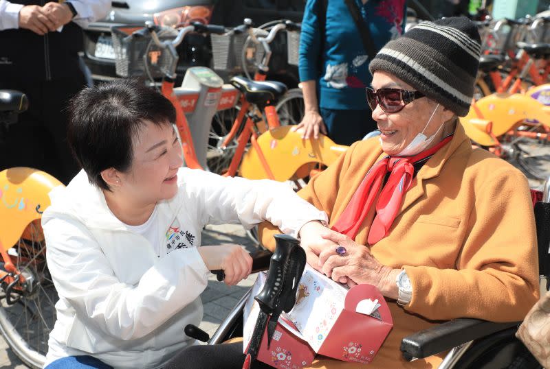 ▲盧秀燕和高齡96歲的受害者、黎明國小退休教師邱杏源攀談。（圖／台中市政府提供，2023.02.28）