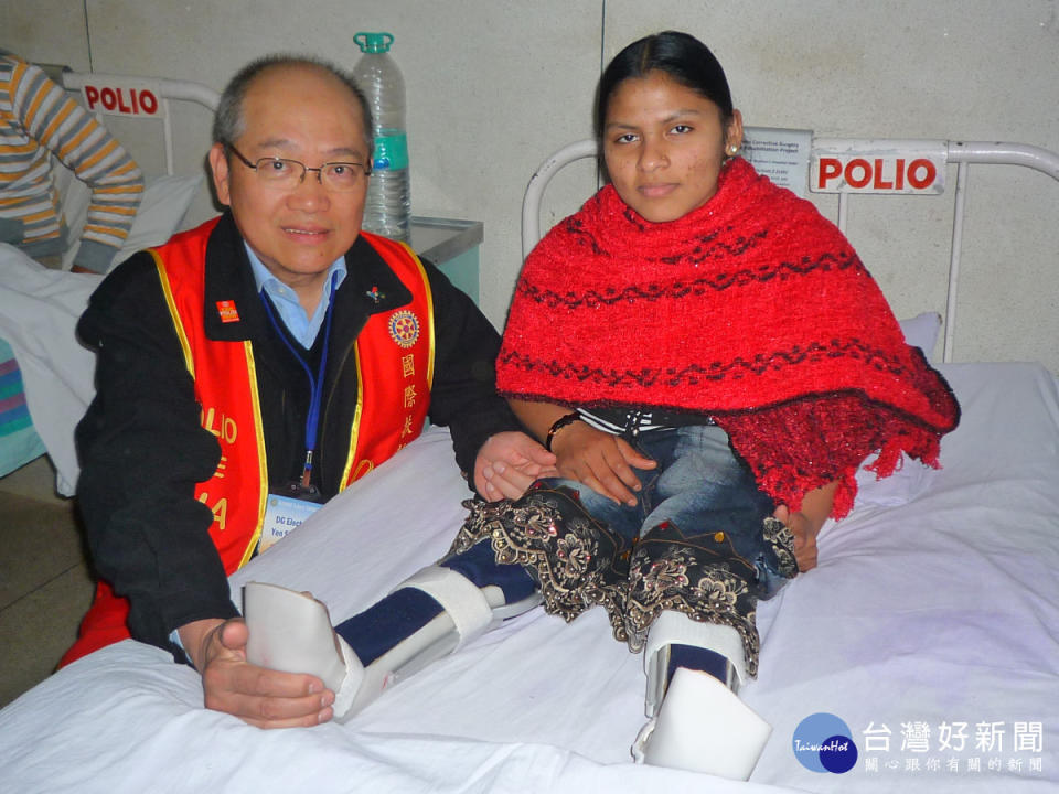 中原大學謝炎盛校友率領扶輪社友到印度施放小兒麻痺疫苗，並對患者予以慰問和關懷。