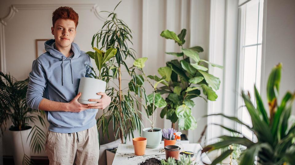 Joven con plantas