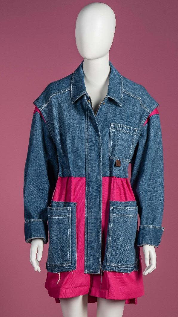 藍心湄私藏的二手牛仔外套搖身一變成桃紅色拼接風衣。（圖／TVBS）