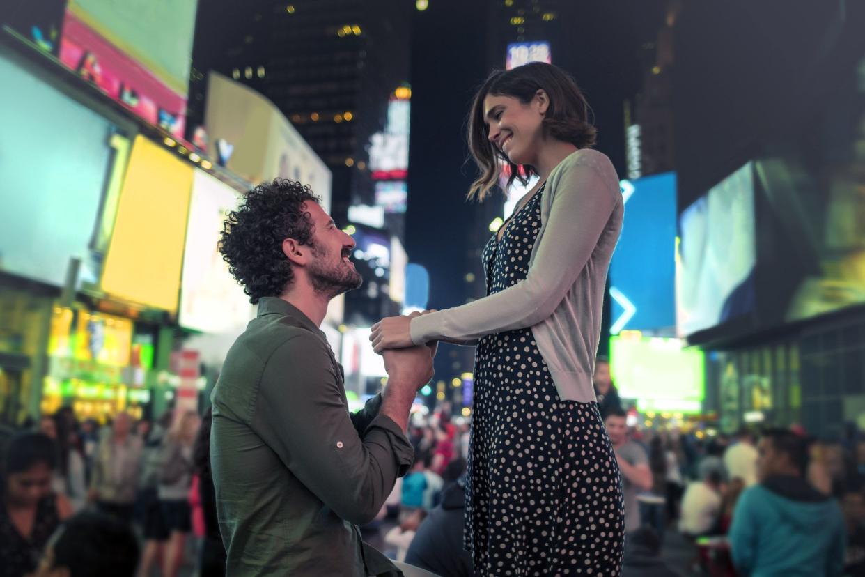 man proposing in times square