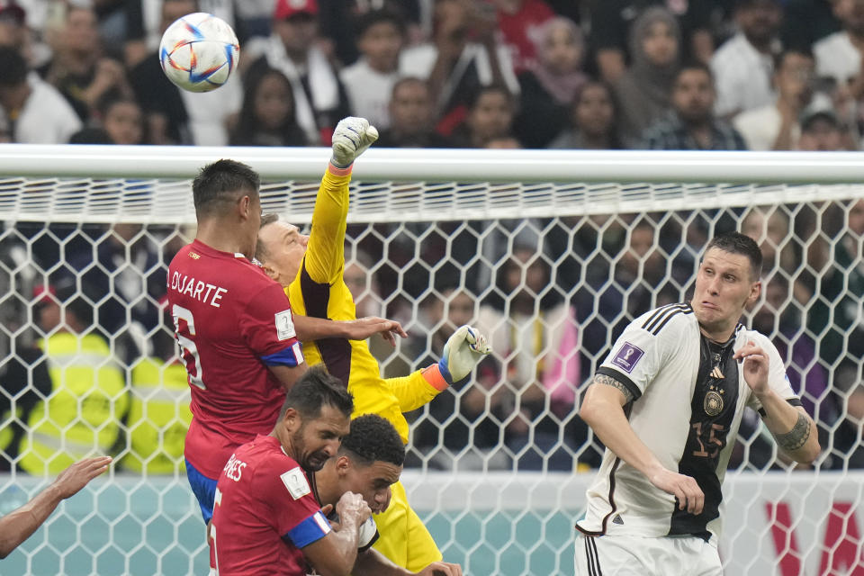 El portero alemán Manuel Neuer golpea el balón bajo la presión del costarricense Oscar Duarte, a la izquierda, durante el partido contra Costa Rica por el Grupo E de la Copa Mundial en el Estadio Al Bayt en Jor, Qatar, el jueves 1 de diciembre de 2022. (Foto AP/Moisés Castillo)