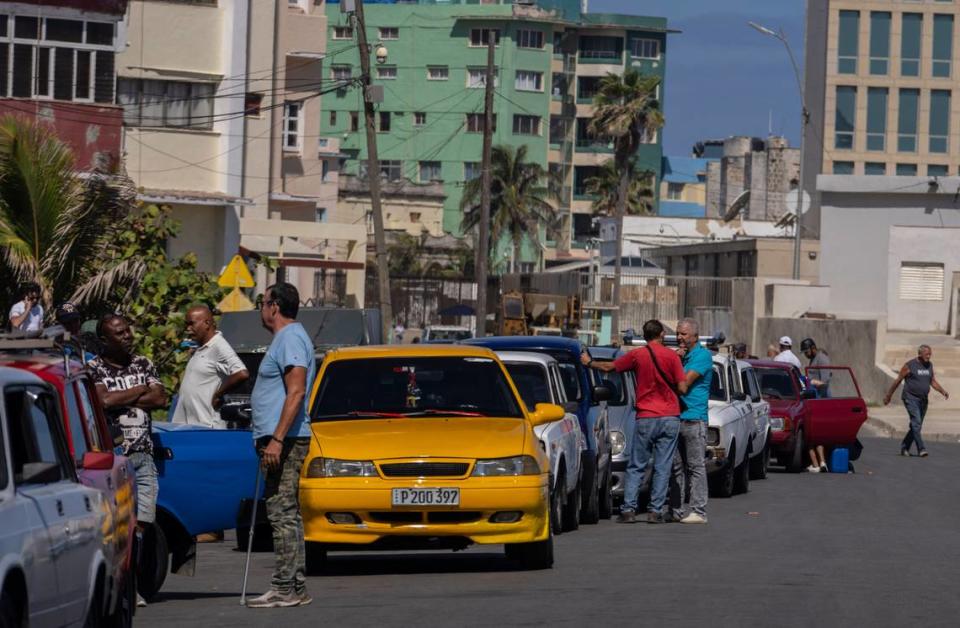 Varias personas esperan para llenar el tanque de gasolina de sus autos en una estación de servicio en La Habana, el 18 de abril de 2023.