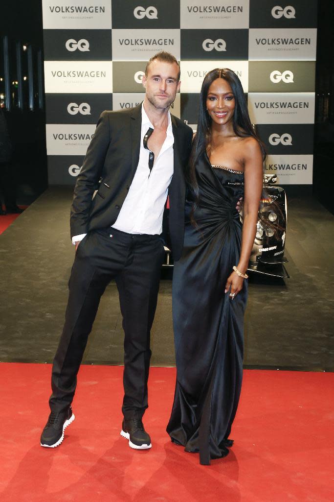 Naomi Campbell hat es immer noch drauf: Das Supermodel warf sich in ein schwarzes Satinkleid mit Raffung. Sie begleitete Designer Philipp Plein zur Preisverleihung. Beide konnten am Donnerstag absahnen: Naomi Campbell wurde als "Model of the Century" ausgezeichnet und Philipp Plein in der Kategorie "Fashion". (Bild-Copyright: Isa Foltin/Wire Image)