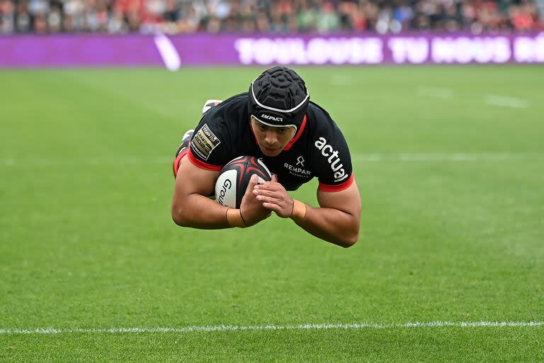 Santiago Chocobares contribuye con un try al amplio triunfo de Toulouse sobre Racing 92; el exitoso club del sur escolta a Stade Français, ahora a apenas dos puntos, tras la fecha 22.