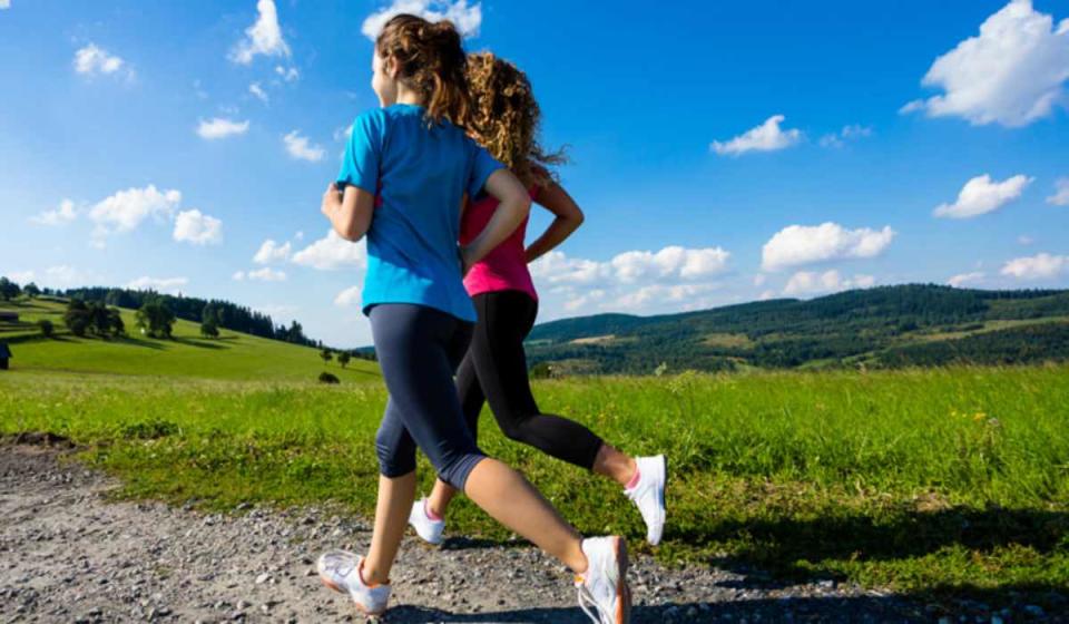 Mujeres corriendo en el campo/Imagen cortesía Iberdrola