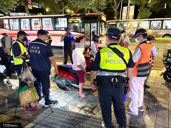 新北環警監執行噪音車夜間攔查。（圖：新北環保局提供）