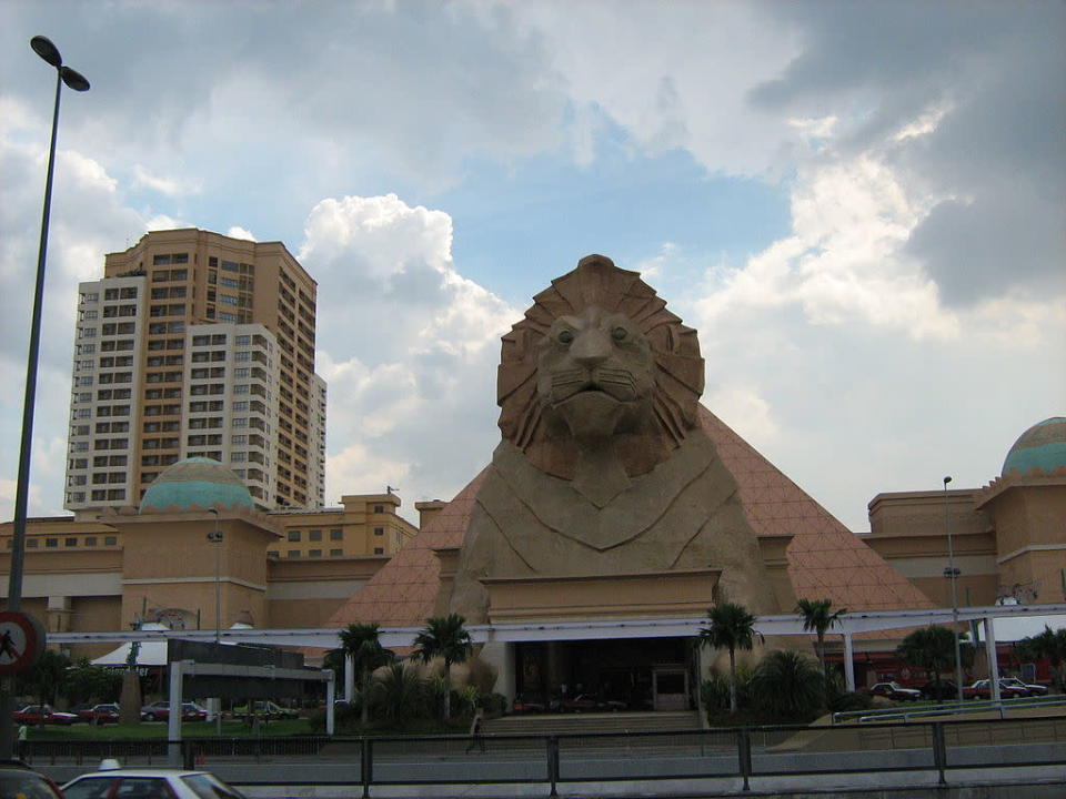 <p><b>9 Sunway Pyramid </b></p> <p>Subang Jaya, Selangor, Malaysia</p> <p>Gross Leasable Area (GLA): 396,000 sqm</p> <p>Photo: By irvin calicut (Own work) [CC-BY-SA-3.0 (http://creativecommons.org/licenses/by-sa/3.0)], via Wikimedia Commons</p>