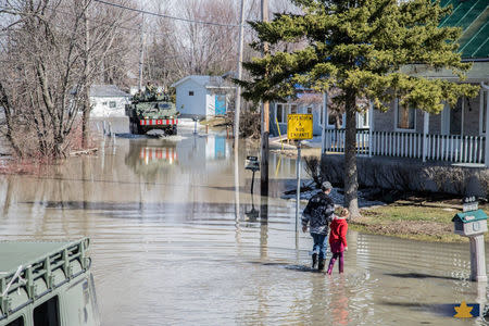 Soldiers from the 2nd Canadian Division of the Canadian Armed Forces from Quebec assist during a response to natural disasters in Maskinonge, Quebec, Canada April 21, 2019. Canadian Armed Forces/2nd Canadian Division/Master-Corporal Emir Islamagic/Handout via REUTERS